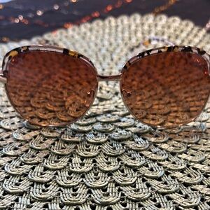 NWOT Round Gradient Brown Women’s Sunglasses. Unique design. No case